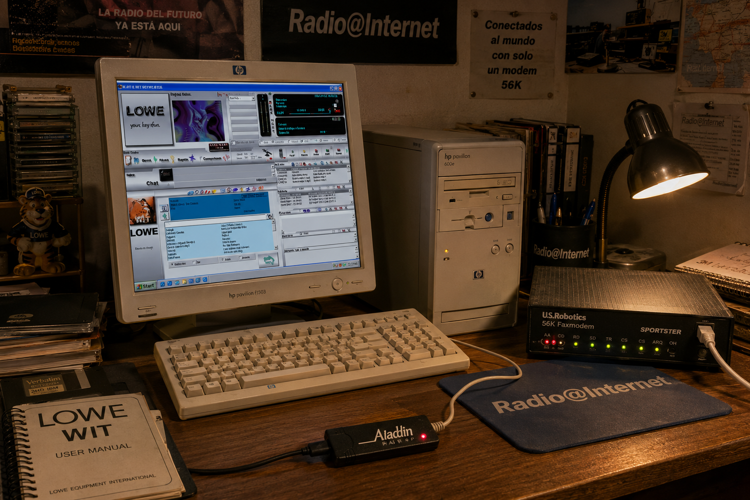 Estación histórica de Radio@Internet con WIT de Lowe Equipment, módem 56K y llave Aladdin